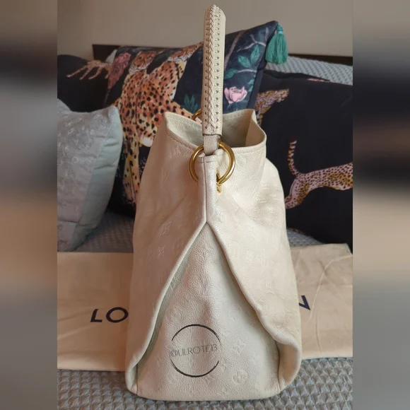 Louis Vuitton Cream Shoulder Bag - Picture 4 of 16